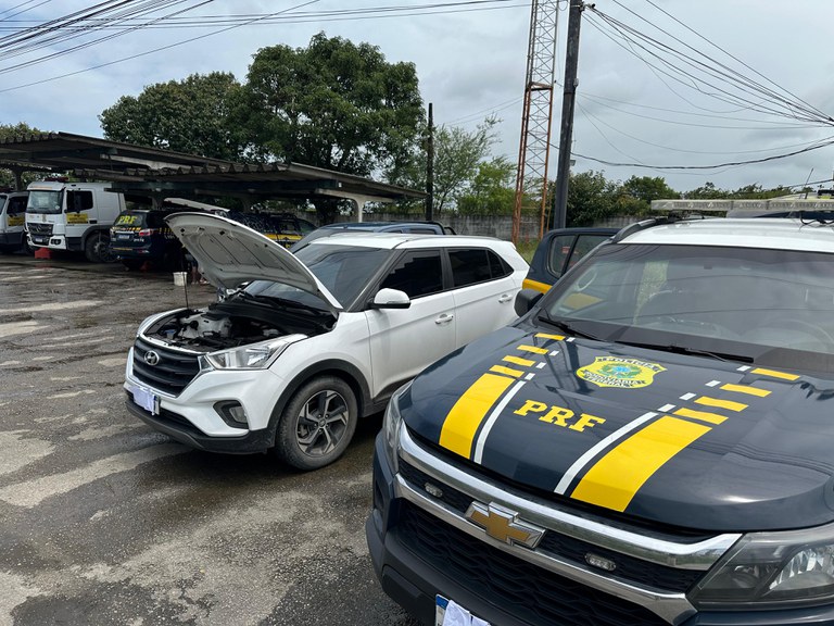 Após fuga pela contramão da Av Caxangá, dupla é detida com carro roubado