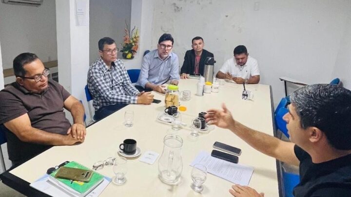 Delegado Lessa acompanhado dos vereadores Gil bobinho e Hugo Leonardo Chaves apresenta aos conselheiros tutelares de Caruaru PL de proteção integral a criança e o adolescente em ambiente escolar
