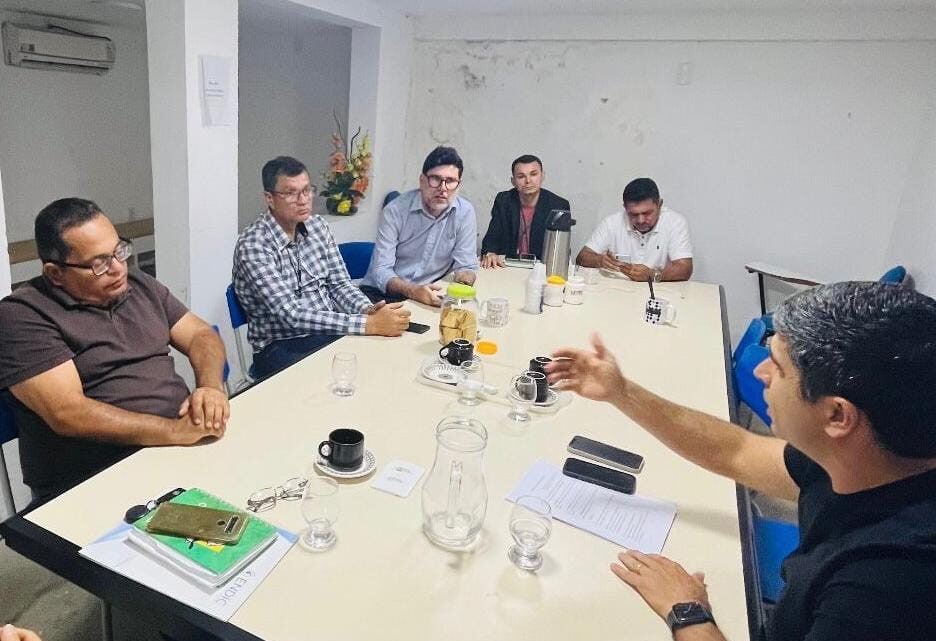 Delegado Lessa acompanhado dos vereadores Gil bobinho e Hugo Leonardo Chaves apresenta aos conselheiros tutelares de Caruaru PL de proteção integral a criança e o adolescente em ambiente escolar