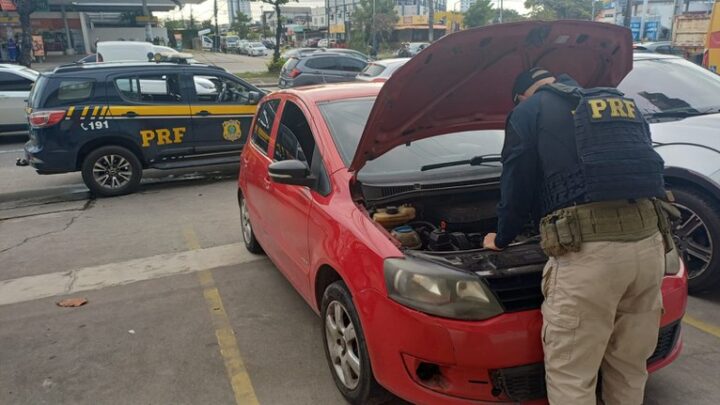 Motorista fica preso em congestionamento e é detido com carro roubado