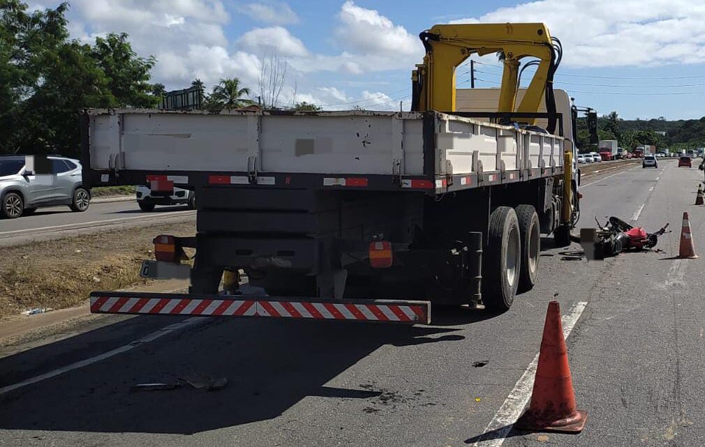 Homem morre, após motorista bater na traseira de caminhão, e ser atropelado por outro caminhão Homem morre, após motorista bater na traseira de caminhão, e ser atropelado por outro caminhão