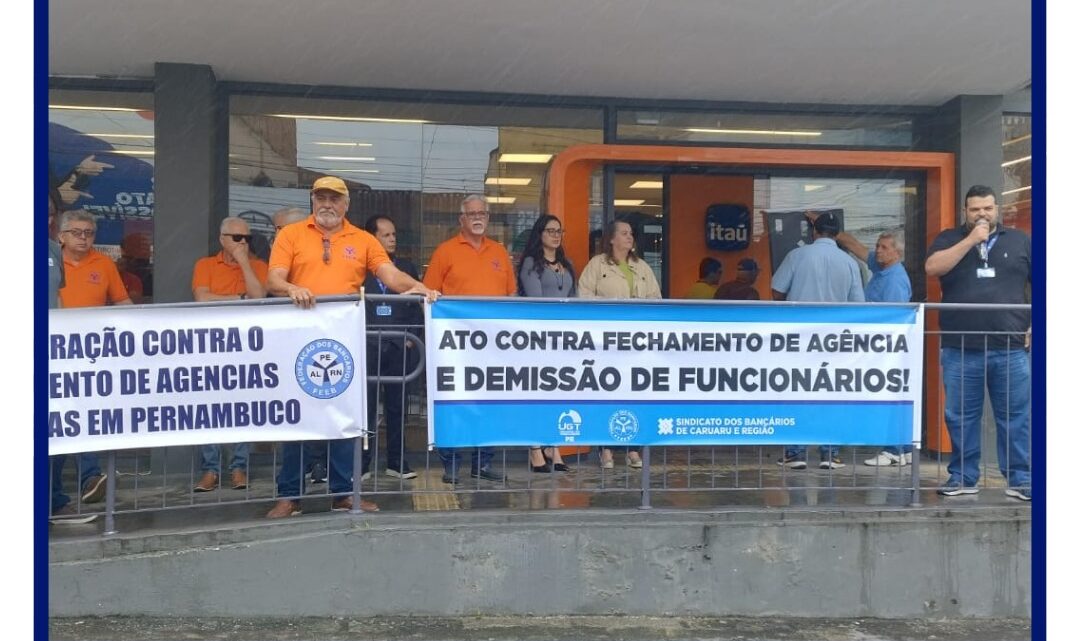 Sindicato dos Bancários de Caruaru em ato público contra o fechamento da agência do Itaú em Caruaru Sindicato dos Bancários de Caruaru em ato público contra o fechamento da agência do Itaú em Caruaru