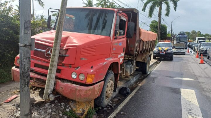 Caminhão sobe em calçada, atropela mulher, e atinge poste