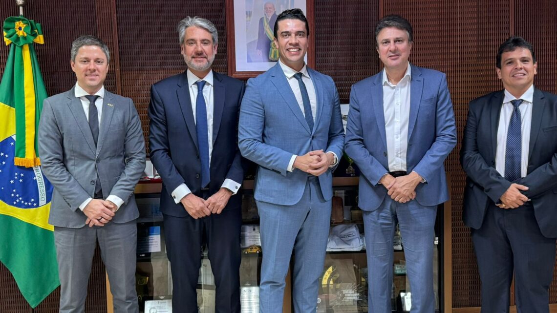 Fernando Monteiro e Rodrigo Pinheiro levam ao MEC pauta da comunidade acadêmica de Caruaru e do Agreste Fernando Monteiro e Rodrigo Pinheiro levam ao MEC pauta da comunidade acadêmica de Caruaru e do Agreste