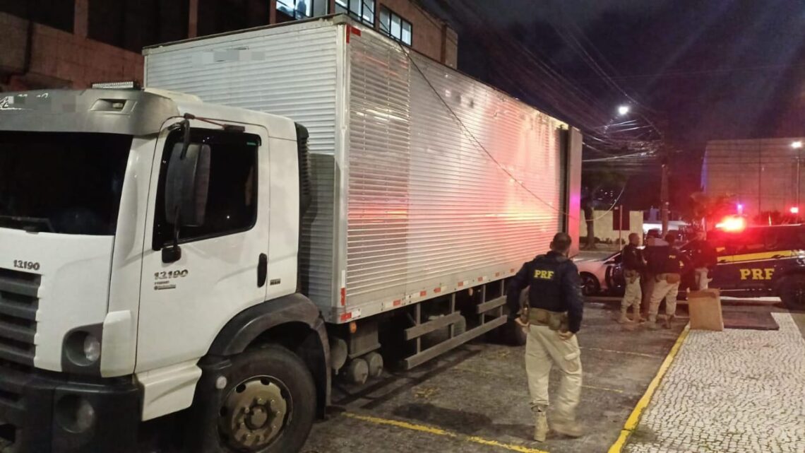 Carga de cigarro paraguaio avaliada em R$ 1,8 milhão é apreendida pela PRF em Gravatá Carga de cigarro paraguaio avaliada em R$ 1,8 milhão é apreendida pela PRF em Gravatá