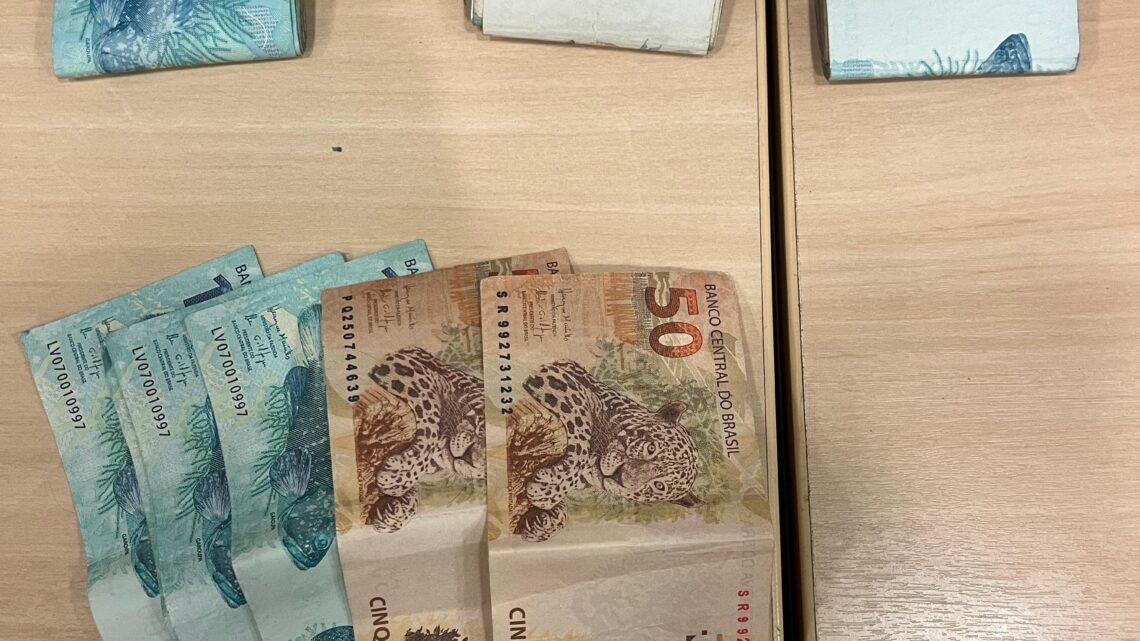 PRF detém homem com cédulas falsas PRF detém homem com cédulas falsas