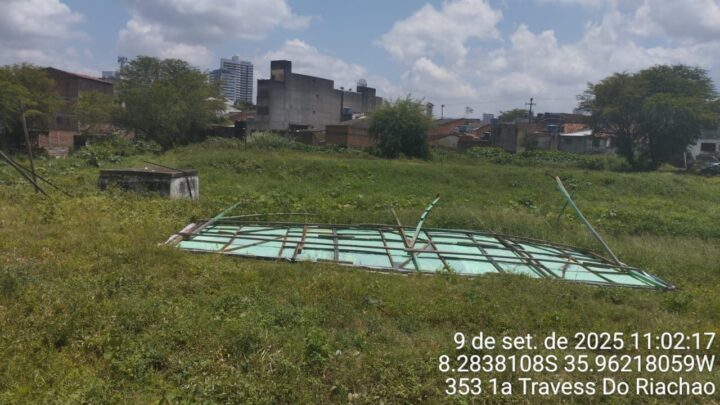 Equipamentos de publicidade são retirados de áreas não autorizadas