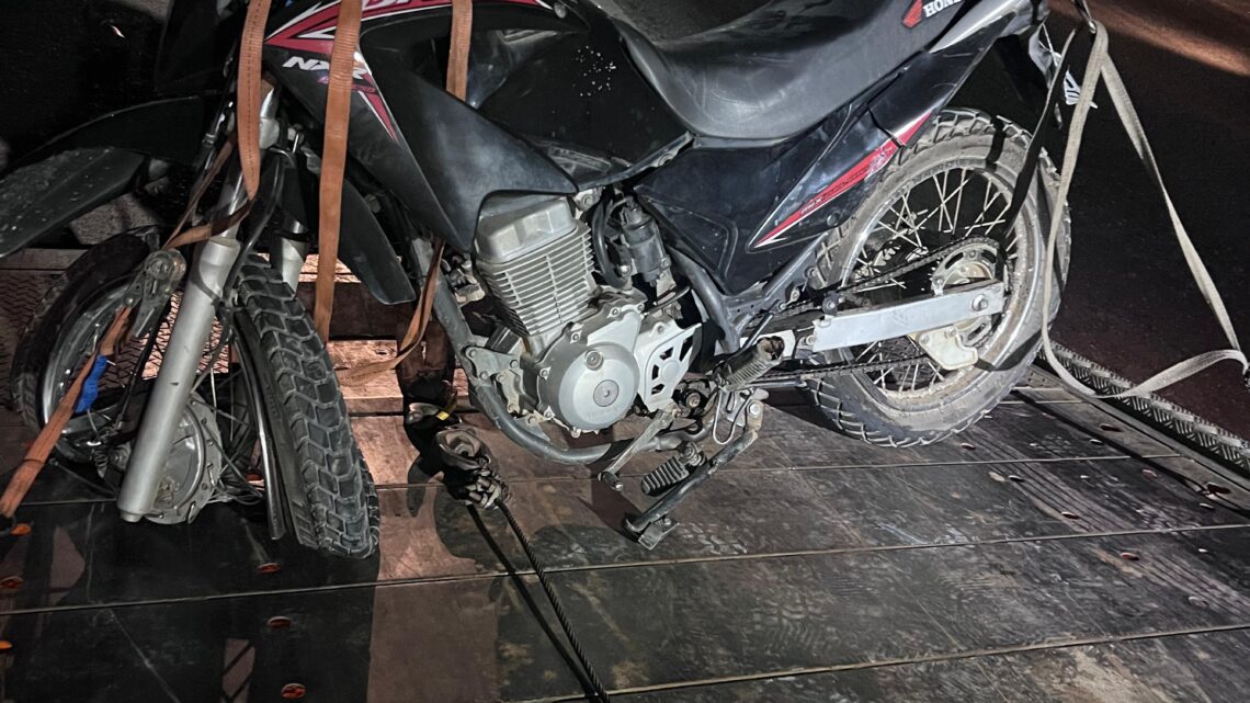 Colisão envolvendo dois carros e uma moto