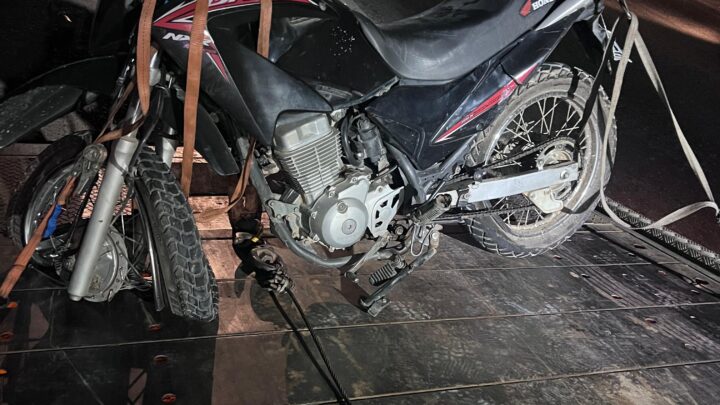 Colisão envolvendo dois carros e uma moto