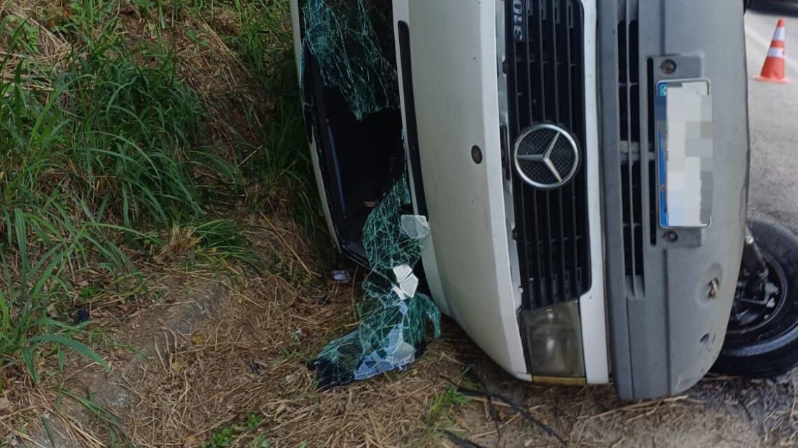 Colisão envolve dois carros e van na BR 104
