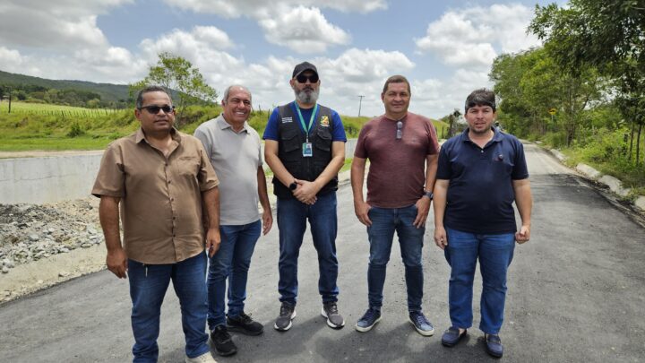 Edmilson do Salgado, presidente da Comissão de Obras, visita estrada de Pau Santo com comitiva