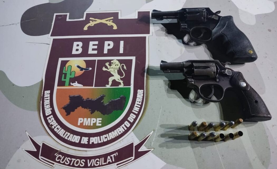 Suspeitos de homicídio são presos, após abordagem policial e apreensão de armas