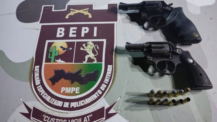 Suspeitos de homicídio são presos, após abordagem policial e apreensão de armas