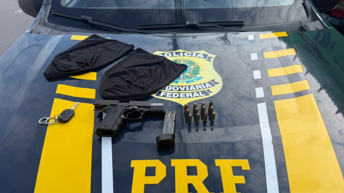 Homem é detido com carro roubado, pistola e toucas balaclava