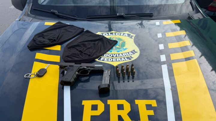 Homem é detido com carro roubado, pistola e toucas balaclava