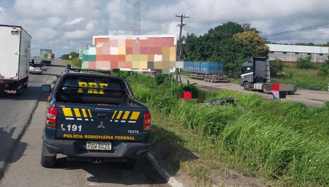 Carro muda de faixa é trancado por outro veículo e capota