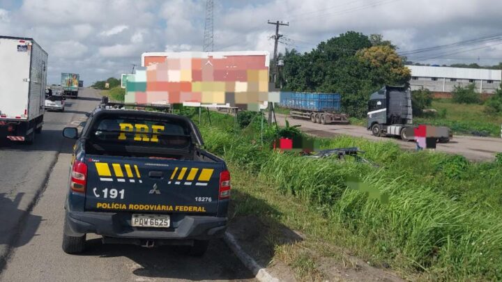 Carro muda de faixa é trancado por outro veículo e capota