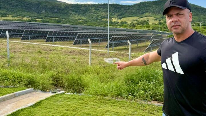 Anderson Correia solicita implantação de usina solar para abastecer prédios públicos de Caruaru e reduzir custos com energia elétrica
