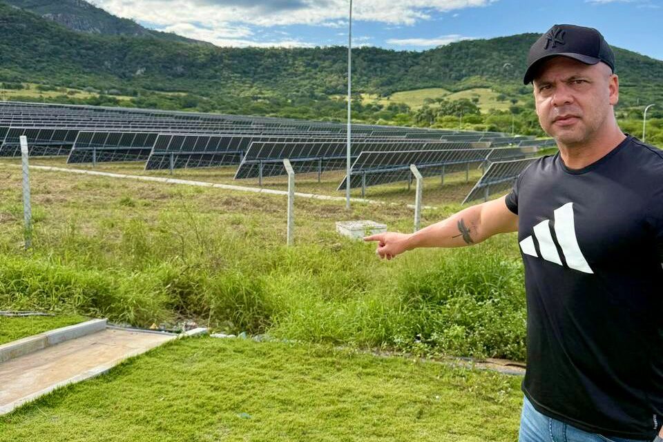 Anderson Correia solicita implantação de usina solar para abastecer prédios públicos de Caruaru e reduzir custos com energia elétrica