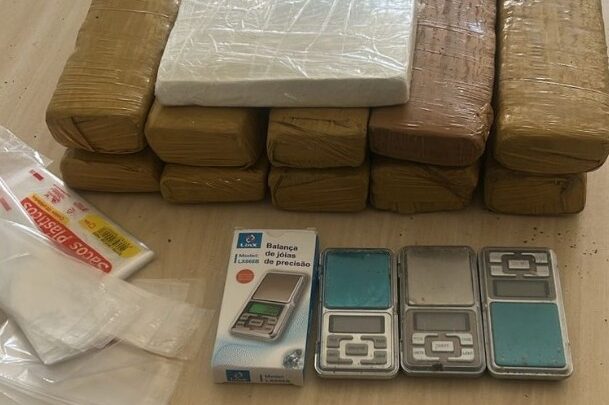 PM apreende maconha, cocaína, balança de precisão e embalagens