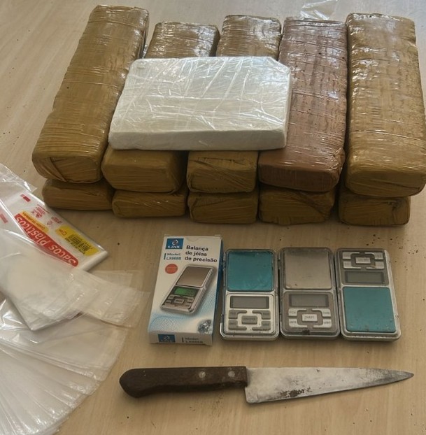 PM apreende maconha, cocaína, balança de precisão e embalagens