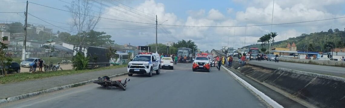 Colombiano teve fratura exposta e perda de sangue, após colisão frontal com outra moto na BR 232