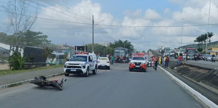 Colombiano teve fratura exposta e perda de sangue, após colisão frontal com outra moto na BR 232
