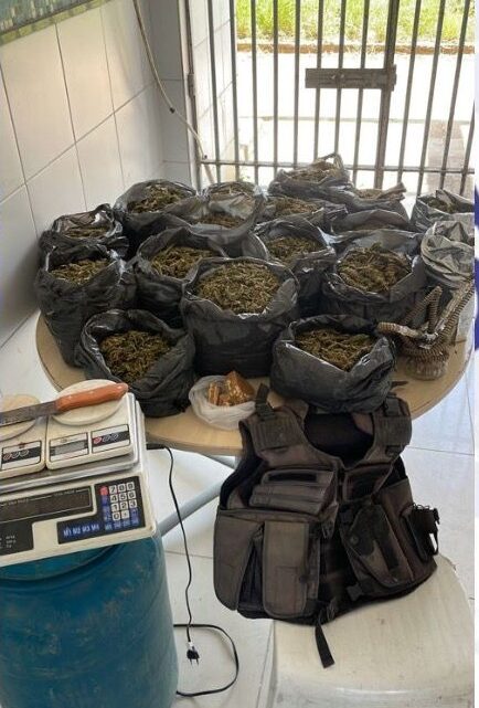 Homem tenta fugir, mas é preso com 15 kg de maconha