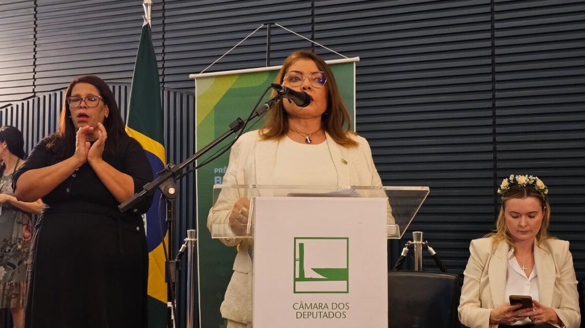 Presidente da Feapaes/PE recebe prêmio na Câmara dos Deputados, em Brasília