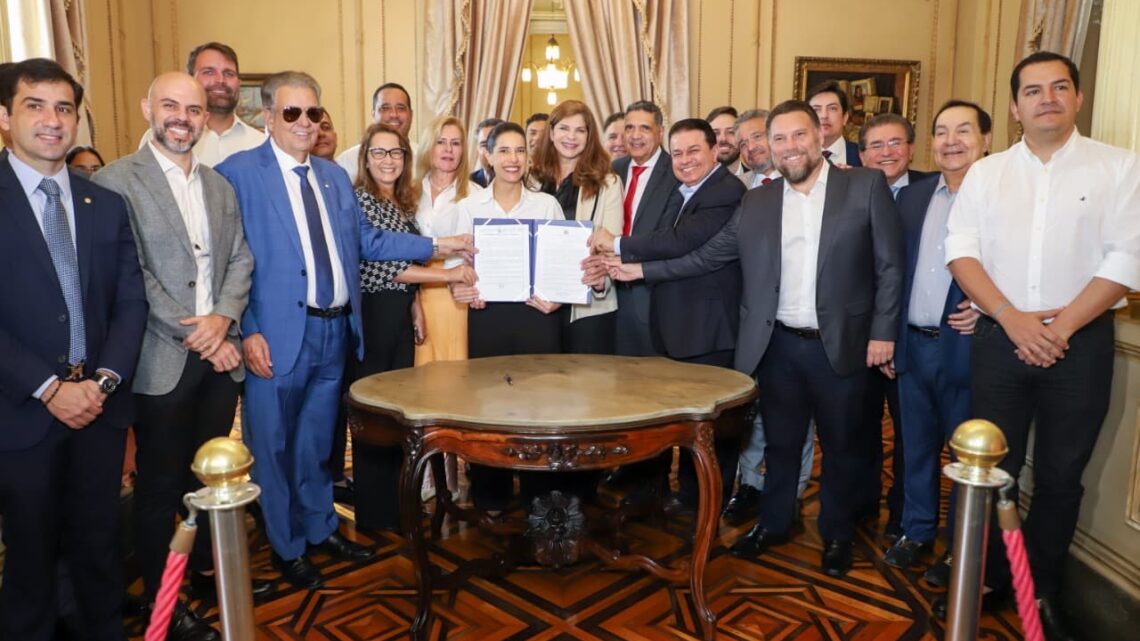 Ao lado de deputados estaduais, governadora Raquel Lyra sanciona lei que autoriza empréstimo de R$ 1,5 bilhão para obras estruturadoras em Pernambuco Ao lado de deputados estaduais, governadora Raquel Lyra sanciona lei que autoriza empréstimo de R$ 1,5 bilhão para obras estruturadoras em Pernambuco