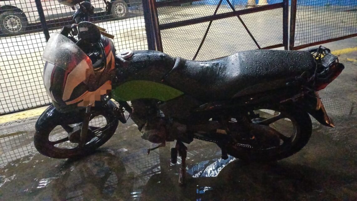 Moto por aplicativo bate na traseira de outra moto, passageiro cai, e morre atropelado por caminhão