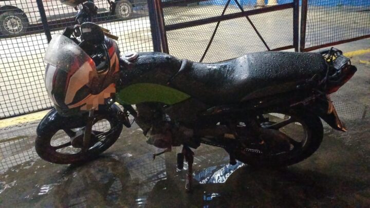 Moto por aplicativo bate na traseira de outra moto, passageiro cai, e morre atropelado por caminhão