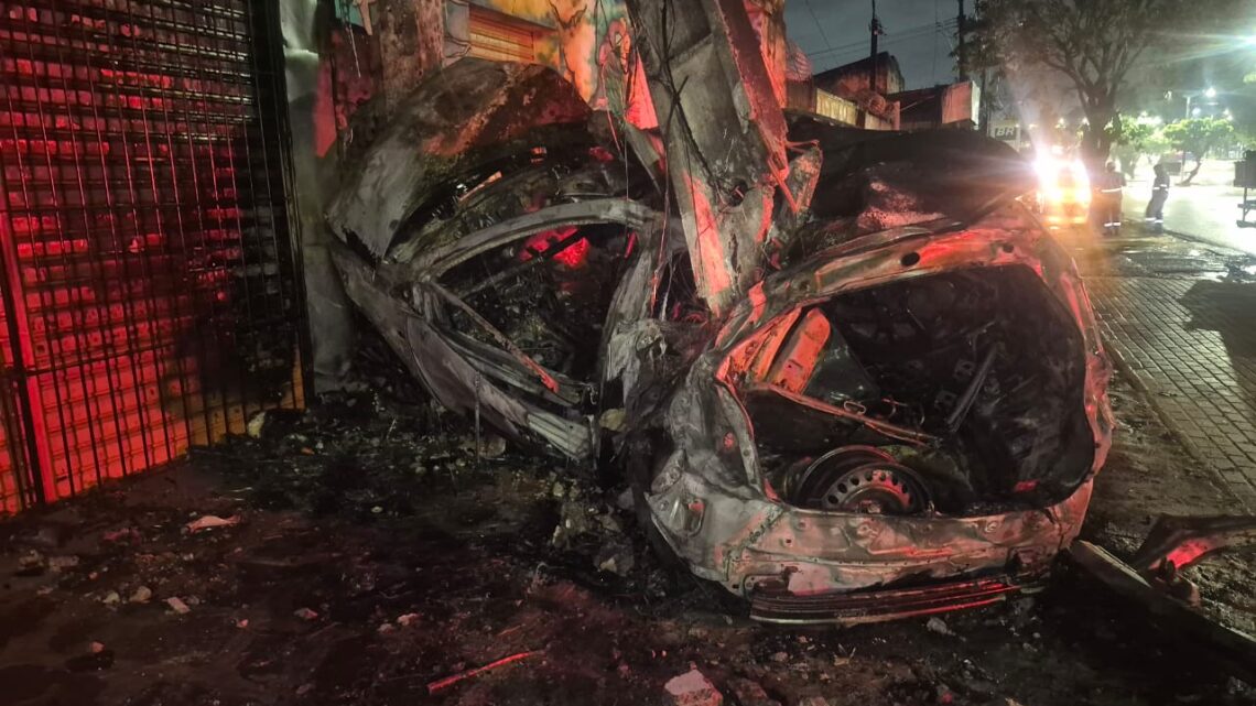 Carro bate em poste e pega fogo