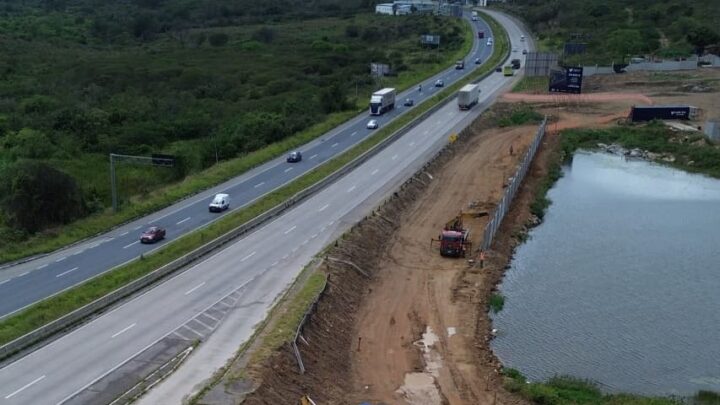 Tubulações da Adutora do Agreste atravessam túnel na BR 232, em Caruaru