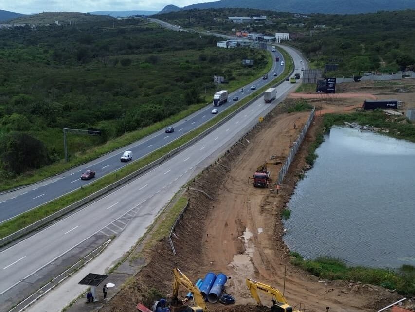Tubulações da Adutora do Agreste atravessam túnel na BR 232, em Caruaru