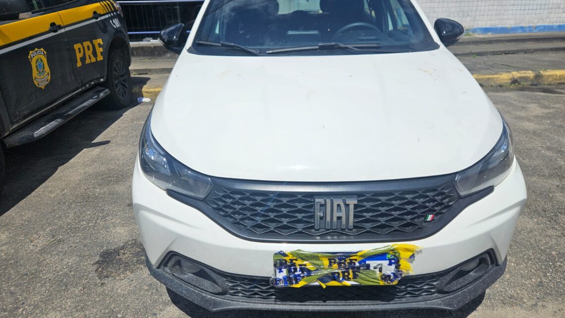 PRF detém motorista e passageiro, que já tiveram passagem pela polícia, e estavam com arma e carro roubado