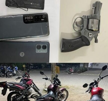 PM prende dupla, apreende arma e recupera veículos roubados em Caruaru