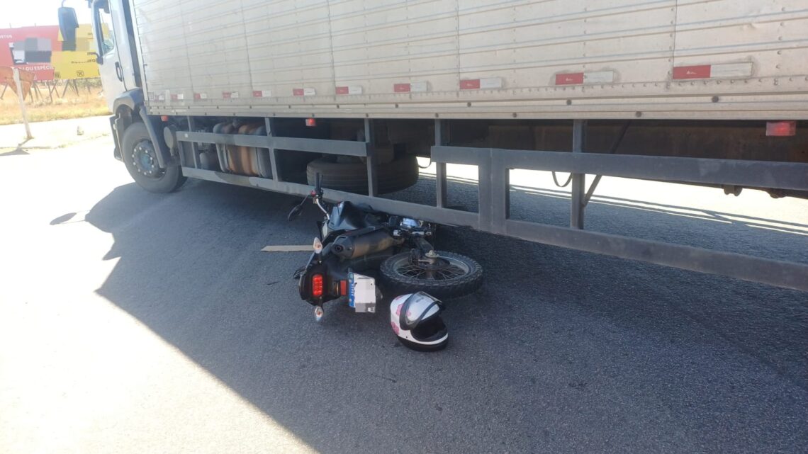 Moto bate em caminhão que fazia conversão na BR 232 Moto bate em caminhão que fazia conversão na BR 232