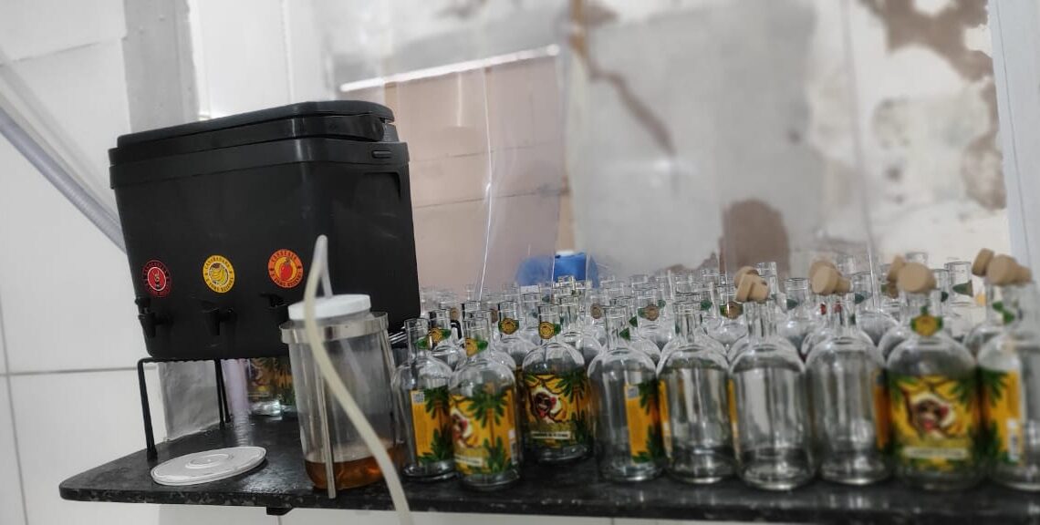 Fábrica clandestina de bebidas é fechada durante ação da Polícia Civil-PE Fábrica clandestina de bebidas é fechada durante ação da Polícia Civil-PE