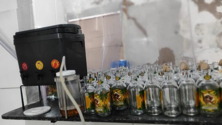 Fábrica clandestina de bebidas é fechada durante ação da Polícia Civil-PE