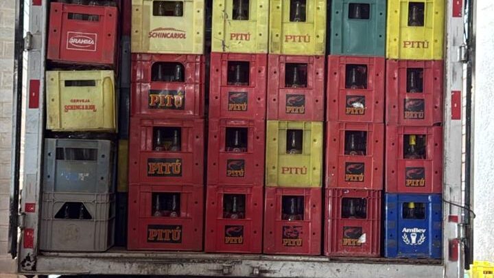 Polícia Civil interdita fábrica clandestina de bebidas e apreende mais de 30 mil garrafas em Vitória de Santo Antão