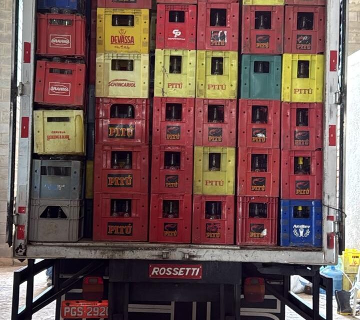 Polícia Civil interdita fábrica clandestina de bebidas e apreende mais de 30 mil garrafas em Vitória de Santo Antão Polícia Civil interdita fábrica clandestina de bebidas e apreende mais de 30 mil garrafas em Vitória de Santo Antão