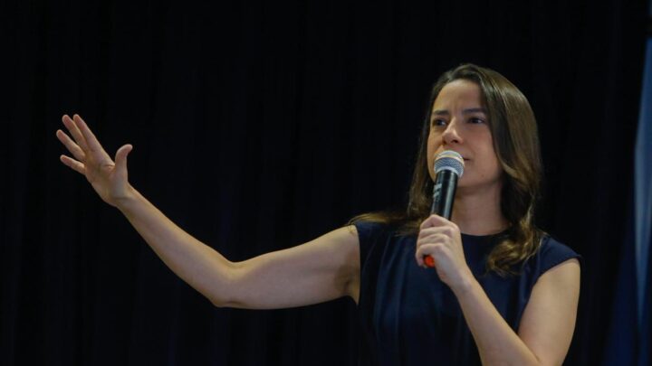 Em Caruaru, governadora Raquel Lyra visita obra de creche no Xique Xique, anuncia construção da nova Feira do Gado e assina ordem de serviço para pavimentação de ruas