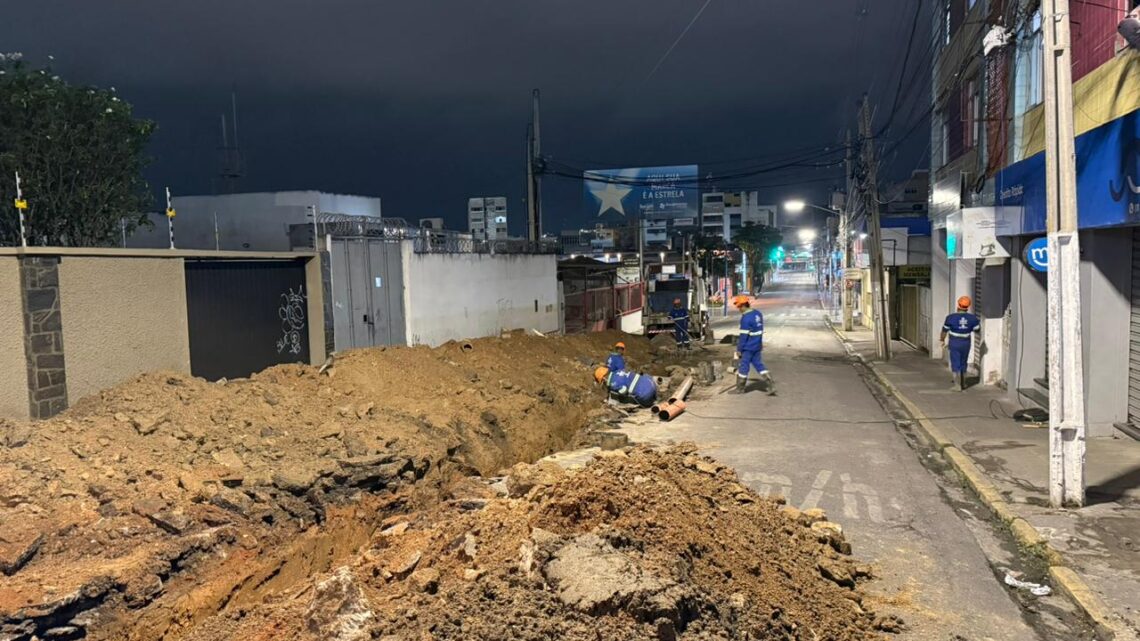 Buraco de responsabilidade da Compesa compromete o trânsito no Centro de Caruaru e trecho da Rua Capitão João Velho está interditado Buraco de responsabilidade da Compesa compromete o trânsito no Centro de Caruaru e trecho da Rua Capitão João Velho está interditado