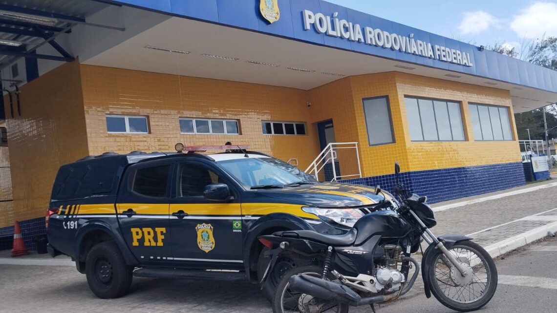 Motocicleta e carro roubados são recuperados pela PRF