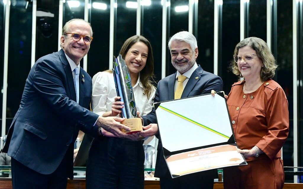 Reconhecimento: governadora Raquel Lyra recebe comenda do Senado Federal por avanços na alfabetização em idade certa Reconhecimento: governadora Raquel Lyra recebe comenda do Senado Federal por avanços na alfabetização em idade certa