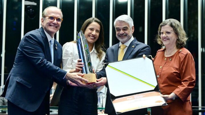Reconhecimento: governadora Raquel Lyra recebe comenda do Senado Federal por avanços na alfabetização em idade certa