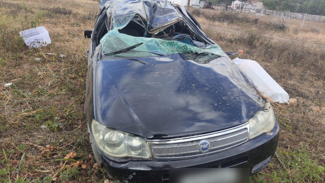 Motorista morre e passageiros ficam feridos em capotamento