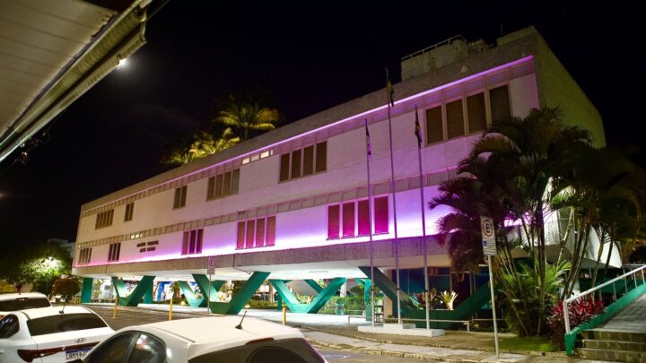 Prédios públicos de Caruaru ganham iluminação especial em apoio ao Outubro Rosa