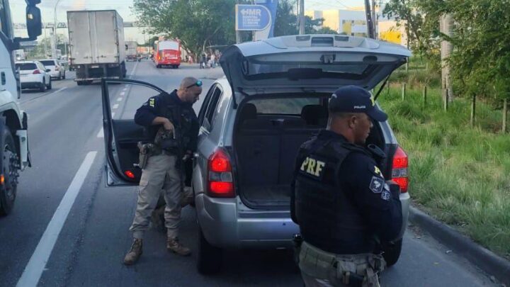 PRF detém motorista com carro clonado, arma de pressão e distintivo falso